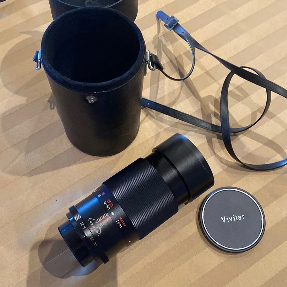 Lens Vivitar telephoto auto No. 2815600 200mm, with lens covers and case